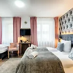 Home Hotel מלון 3*