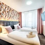 Home Hotel מלון
