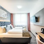 מלון Home Hotel