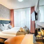 Home Hotel מלון