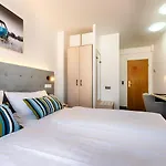 Home Hotel מלון