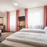 Home Hotel מלון